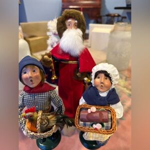 Byers Choice Carolers French Santa & Children.